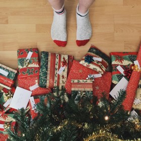 Regali di Natale sotto l'albero di Natale